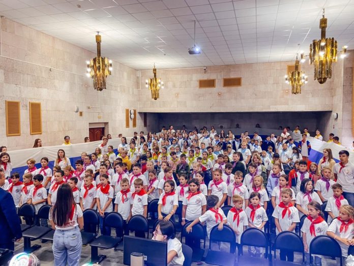 День Государственного флага  отметили в лагере «Мечта»