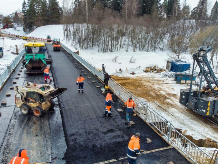 Готовится к открытию временный мост у деревни Кутьино