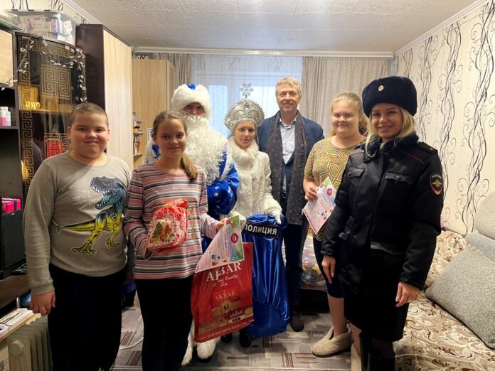В Подольске полицейский Дед Мороз пришел в гости к детям, оказавшимся в сложной жизненной...