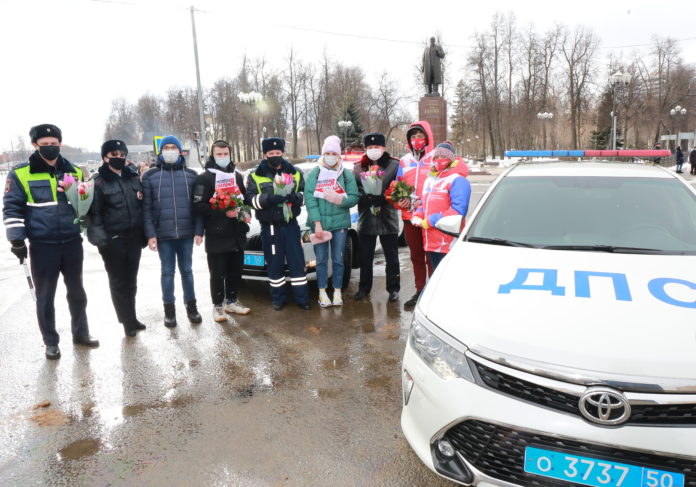 Акция «Цветы для автоледи» состоялась в Подольске