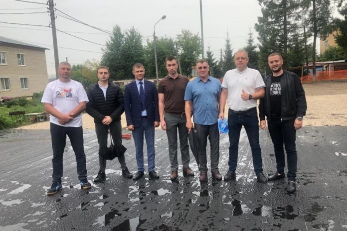 ПАРТИЙЦЫ ПРОВЕРИЛИ ХОД ВЫПОЛНЕНИЯ РАБОТ ПО РЕМОНТУ БЕГОВЫХ ДОРОЖЕК В ФСК «ЗАРЕЧЬЕ».