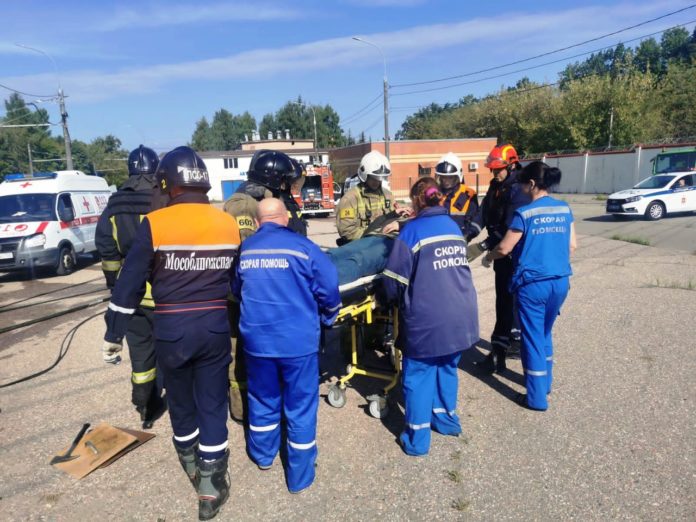 В Подольском пожарно-спасательном гарнизоне прошли учения по ликвидации ДТП с возгоранием