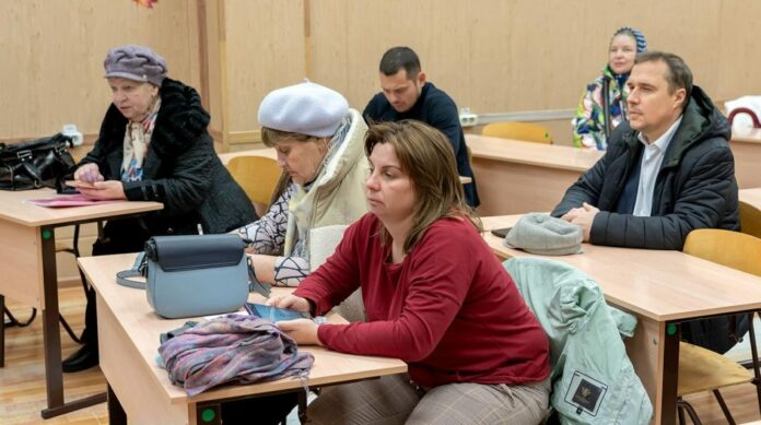 Однопартийцы провели встречу с жителями в микрорайоне Парковый в лицее № 26