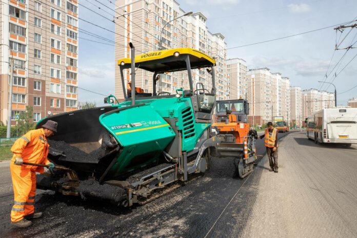 Две региональные дороги в Высотном и Кузнечиках ремонтируют в Подольске