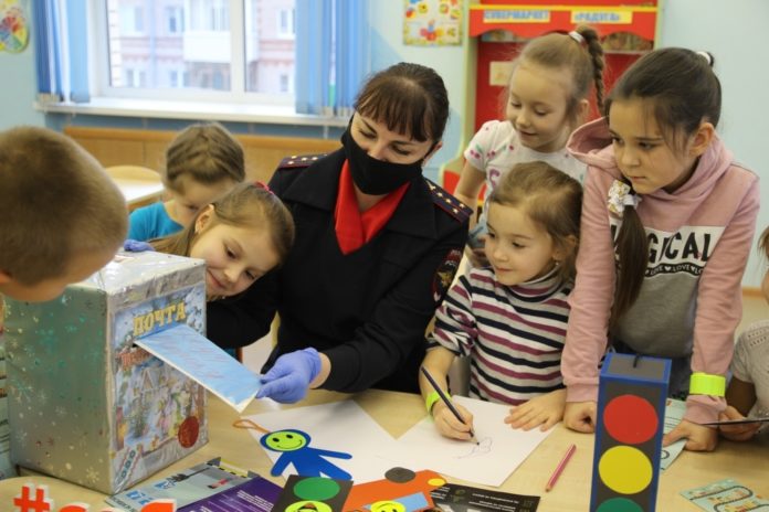 Госавтоинспекторы совместно с дошкольниками написали послание Деду Морозу в Подольске