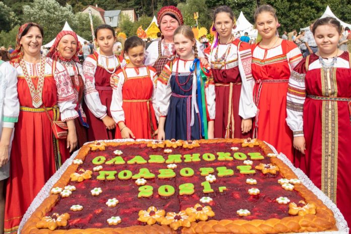 Юных жителей и гостей Подольска угостили пирогом на фестивале «Славянское подворье»