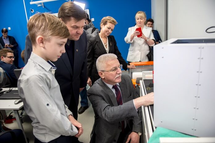 Глава округа посетил школу № 5 в микрорайоне Климовск, открывшуюся после капитального ремонта