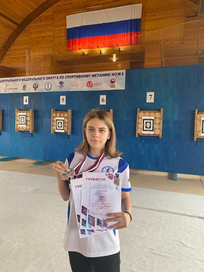 В первенстве Центрального федерального округа по спортивному метанию ножа юная подольчанка выиграла серебро