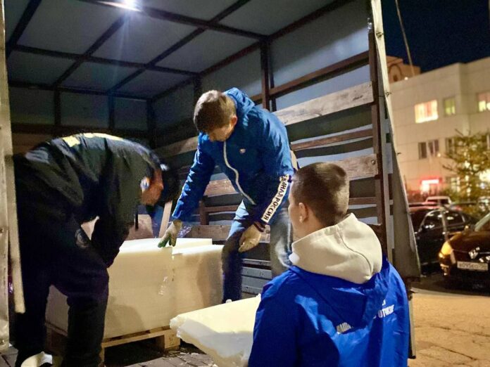 Подольские молодогвардейцы оказали волонтерскую помощь в разгрузке парафиновых брикетов для изготовления окопных свечей