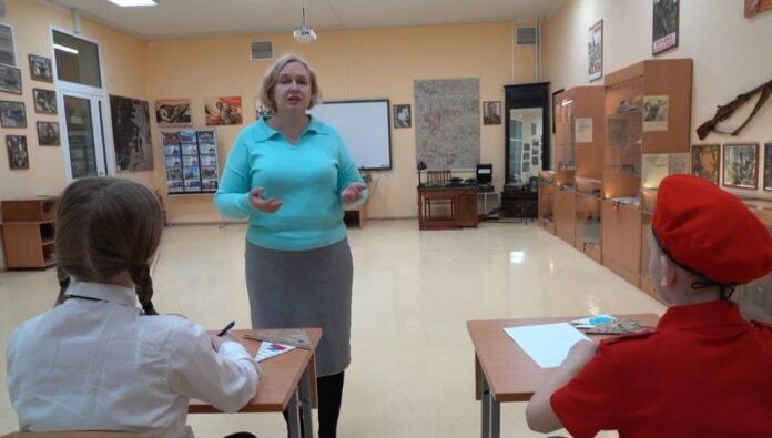 Ученики подольских школ написали письма бойцам в зоне СВО