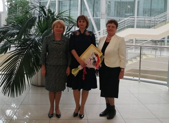 Учителю физкультуры из микрорайона Климовск вручили губернаторскую премию ко Дню учителя