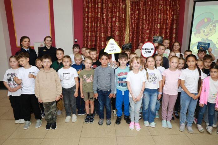 Сотрудники ГИБДД провели профилактическую беседу с детьми школьного лагеря