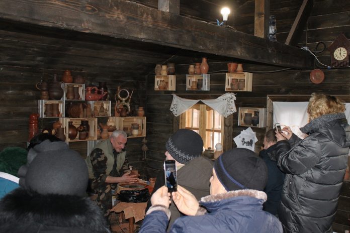 Подольчане пожилого возраста посетили Русский музей обрядов и быта в рамках программы