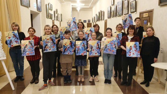 В КПЦ «Дубровицы» прошел мастер-класс по написанию картин «Снегири»