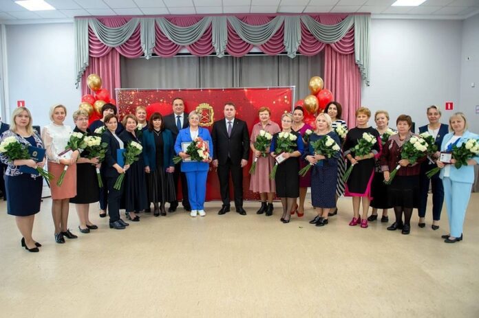 Сегодня чествуем людей бесконечной мудрости и огромного терпения – наших учителей