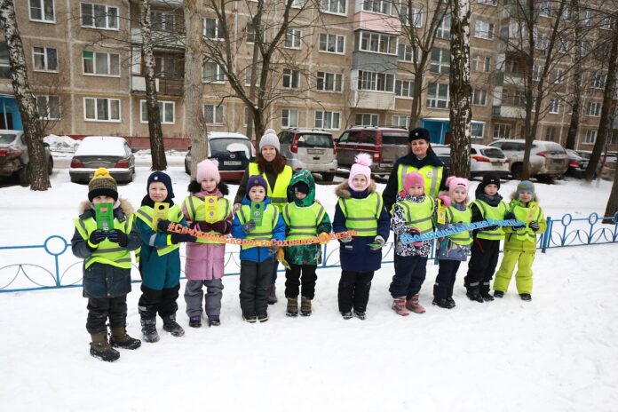 Подольские автоинспекторы напомнили дошкольникам о правилах безопасного поведения во дворах многоэтажных домов.