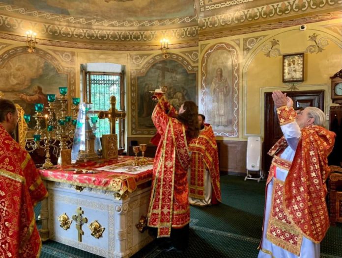 Праздничные богослужения прошли в Троицком соборе