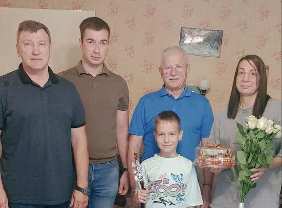 Однопартийцы навестили семью участника СВО в горокруге Подольск чтобы поздравить его сына с днем...