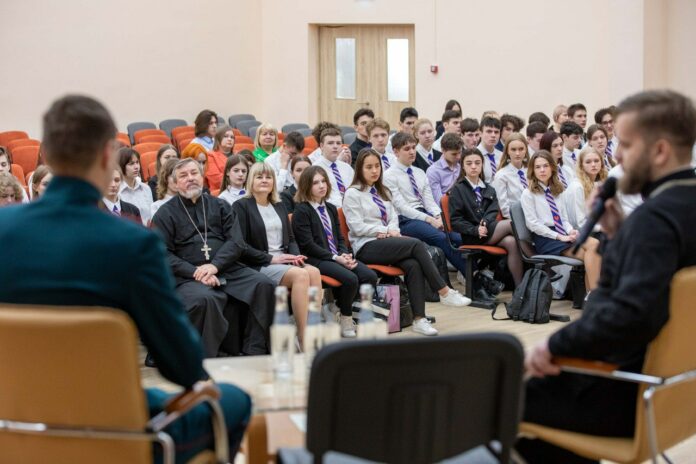 Участник специальной военной операции встретился с подольскими школьниками.