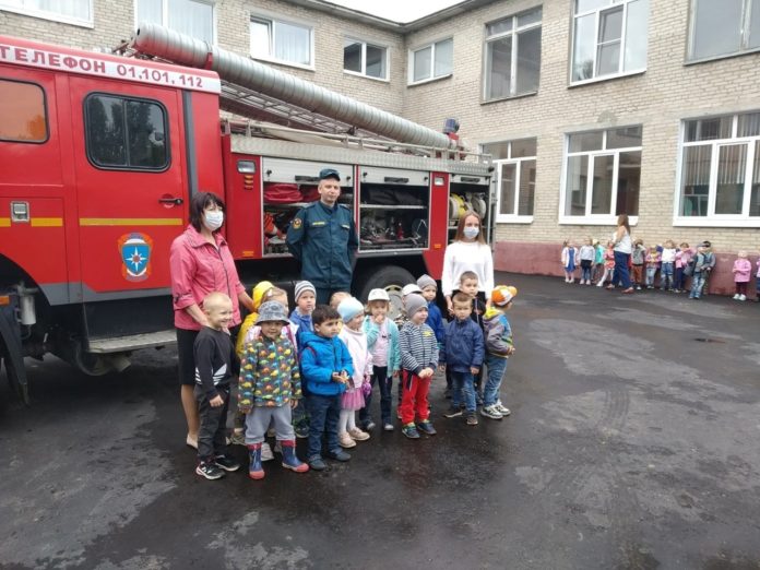 Сотрудники Подольского пожарно-спасательного гарнизона провели занятия по ОБЖ в школах города