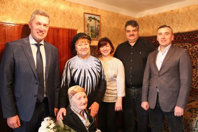 Тружениц тыла из микрорайона Климовск поздравили с юбилеем