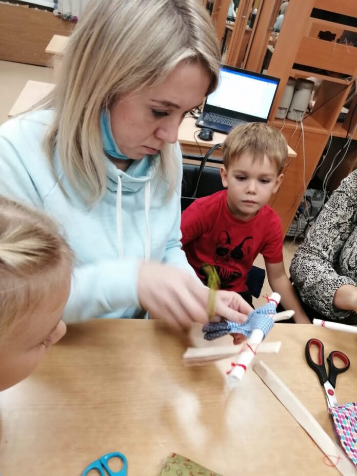 На мастер-классе в подольском центре «Истоки» сделали славянских кукол «Неразлучников»