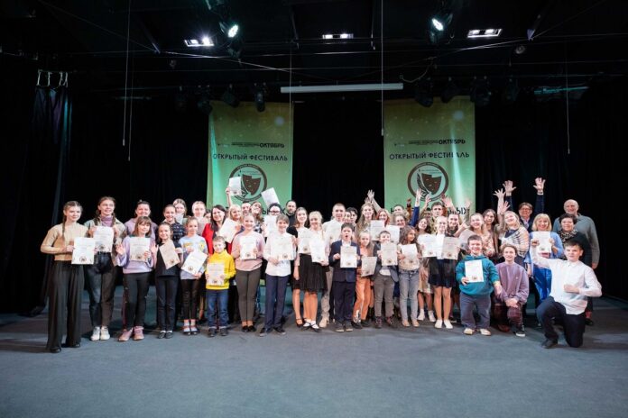 О нравственности, дружбе и порядочности рассказали «На театральных подмостках»