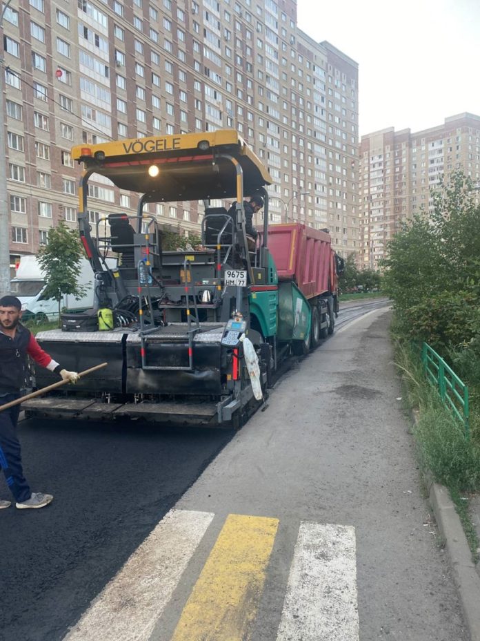Асфальто-бетонное покрытие заменили на улице Генерала Варенникова