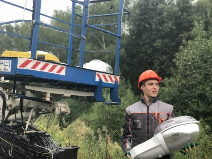 Уличные сетей освещения каждый день обслуживают и реконструируют обслуживанию и реконструкции