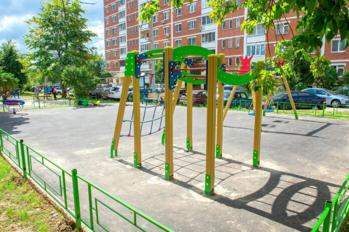 Комплексное благоустройство дворовых территорий продолжается