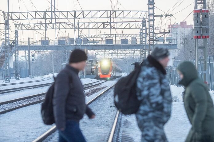 Необходимо соблюдать требования безопасности при переходе железнодорожных путей!