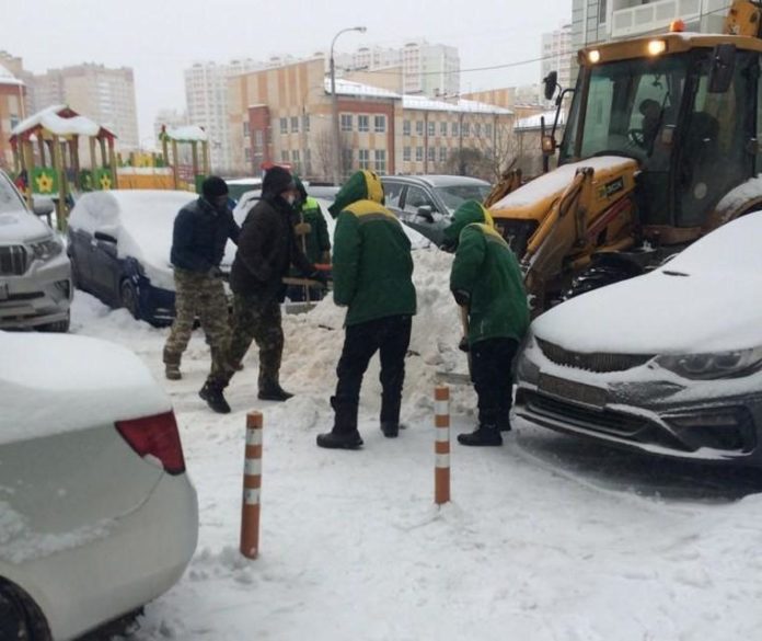 В микрорайоне Кузнечики более 70 дворников убирают снег на дворовых территориях