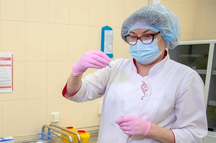 64,5% взрослого населения округа сделали прививку от коронавируса