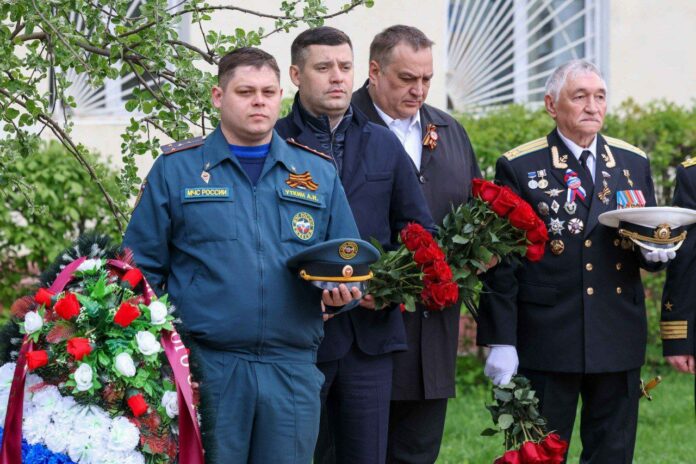 Однопартийцы возложили цветы к мемориалу в сквере Спасателей