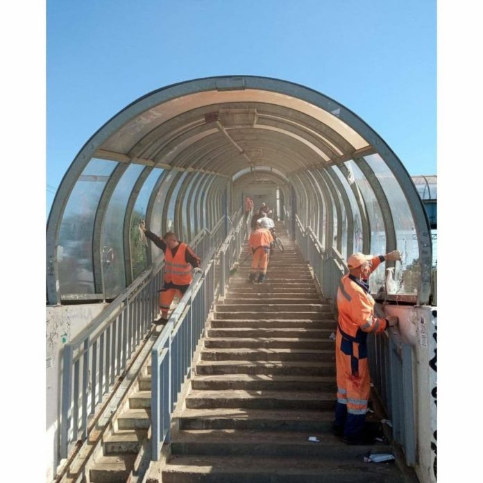 В надземном пешеходном переходе у платформы «Кутузовская» совершили уборка