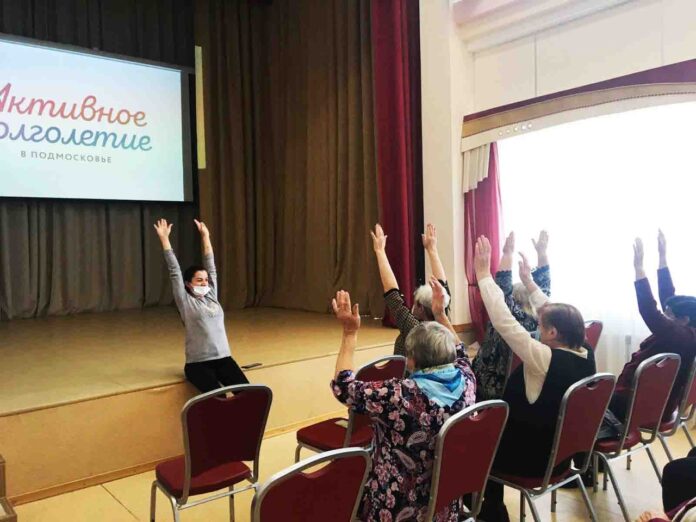 В ДК «Надежда» в поселке Железнодорожных провели урок гимнастики для старшего поколения