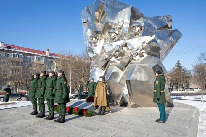 Сегодня сотни подольчан отдают дань уважения героям