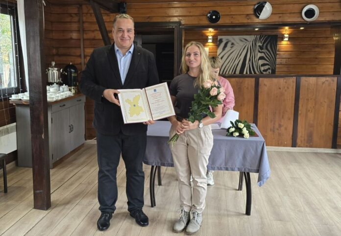 Председатель Совета депутатов Подольска наградил сотрудников конноспортивного клуба «Фаворит»