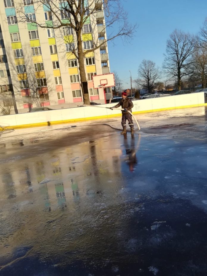 В Климовске начали заливать катки