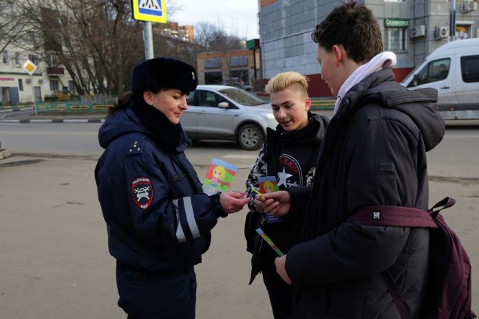 В Подольске сотрудники Госавтоинспекции провели акцию «Пешеход, на переход!»