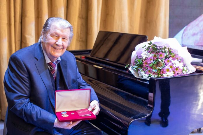 Почетный знак «За верность Подольску» получил Народный артист РФ Владислав Агафонников