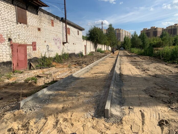 Продолжаются работы по строительству тротуара на улице Серпуховской в Климовске