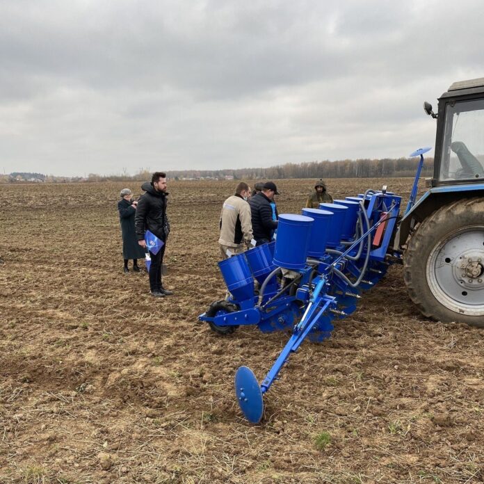 Сельскохозяйственную технику подольского предприятия испытывают на местной ферме