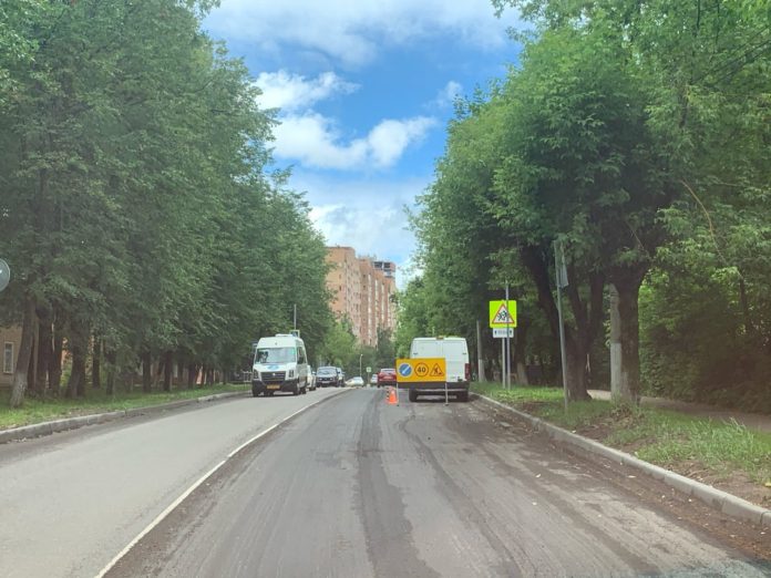 В микрорайоне Климовск продолжаются работы по ремонту дорожного покрытия на улице Школьной