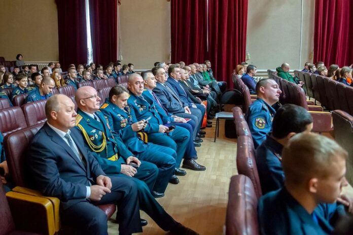 Спасателей поздравили с наступающим профессиональным праздником