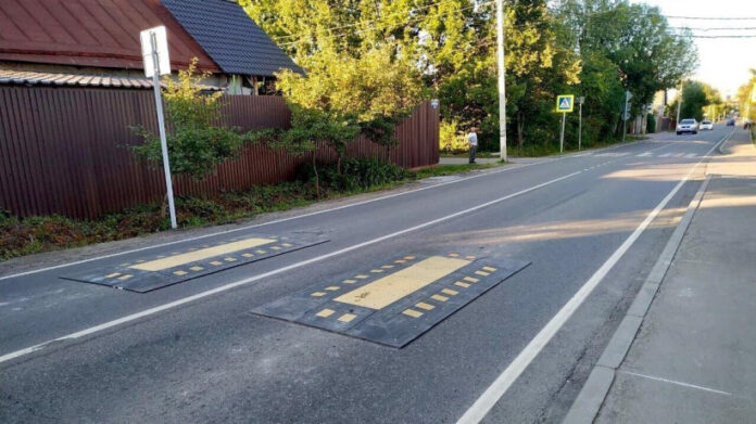 На дороге в Большом Подольске установили «берлинскую подушку»