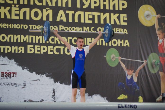 На соревнованиях по тяжелой атлетике призовые места завоевали спортсмены из Подольска