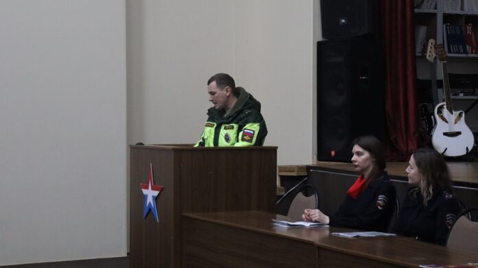 Представители Госавтоинспекции г.о. Подольск напомнили военнослужащим о соблюдении Правил дорожного движения