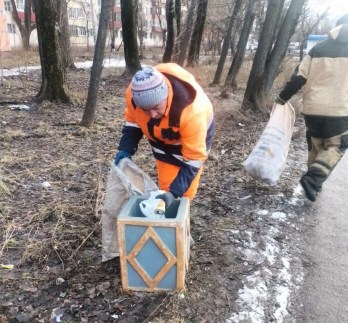 Уборку территорий от смета и мусора проводят в Подольске