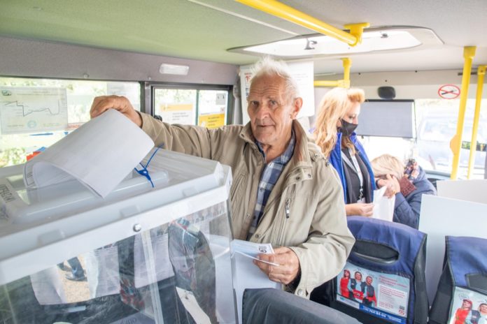 Жители деревни Бородино безопасно и активно проголосовали в выездной участковой избирательной комиссии